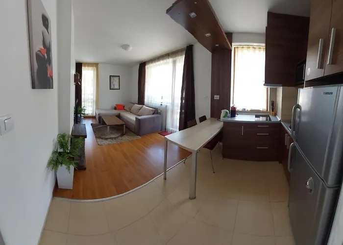 Aparthotel 500м. от лифта сладък дом в белведере комплекс 4*